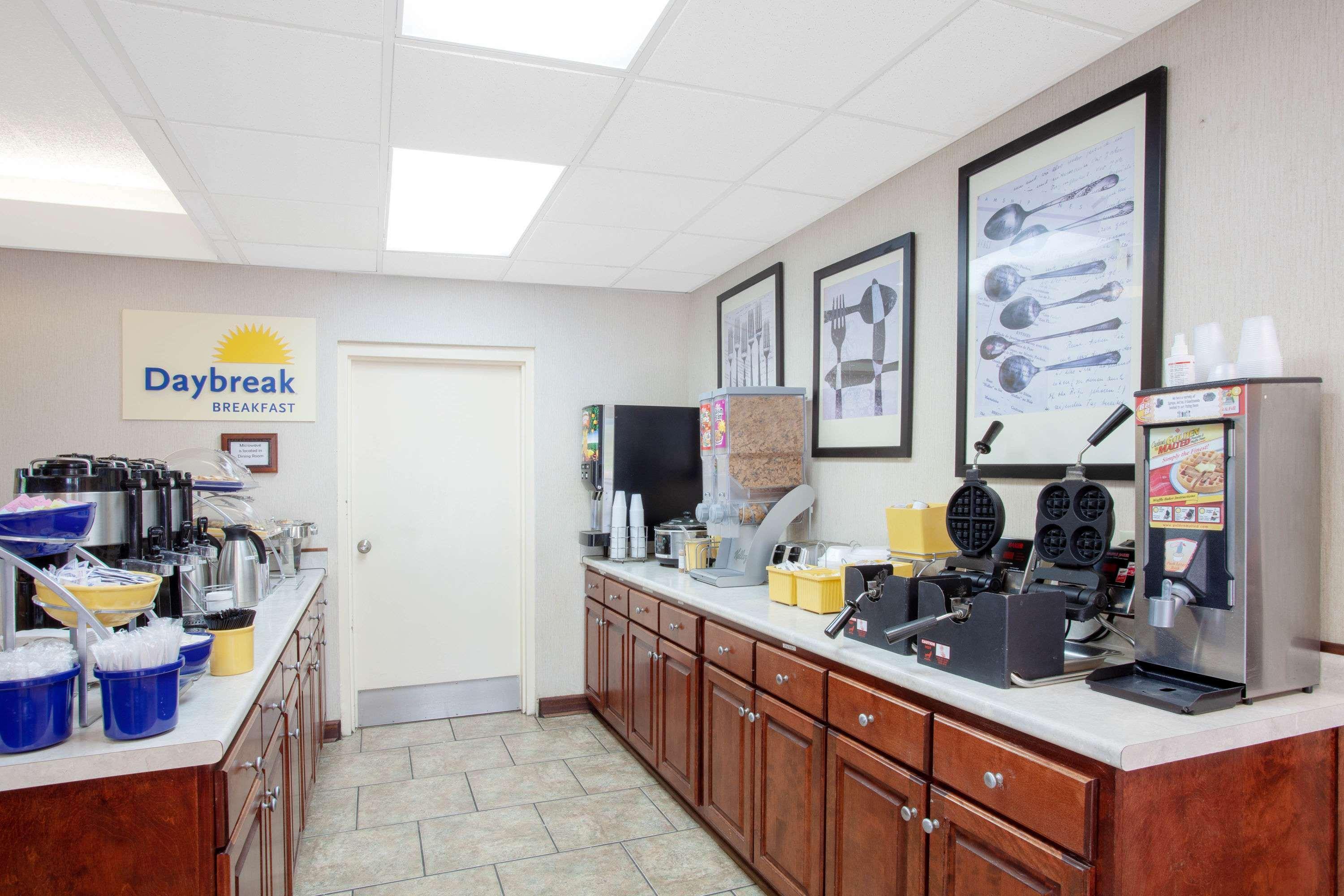 Days Inn By Wyndham Statesboro Buitenkant foto