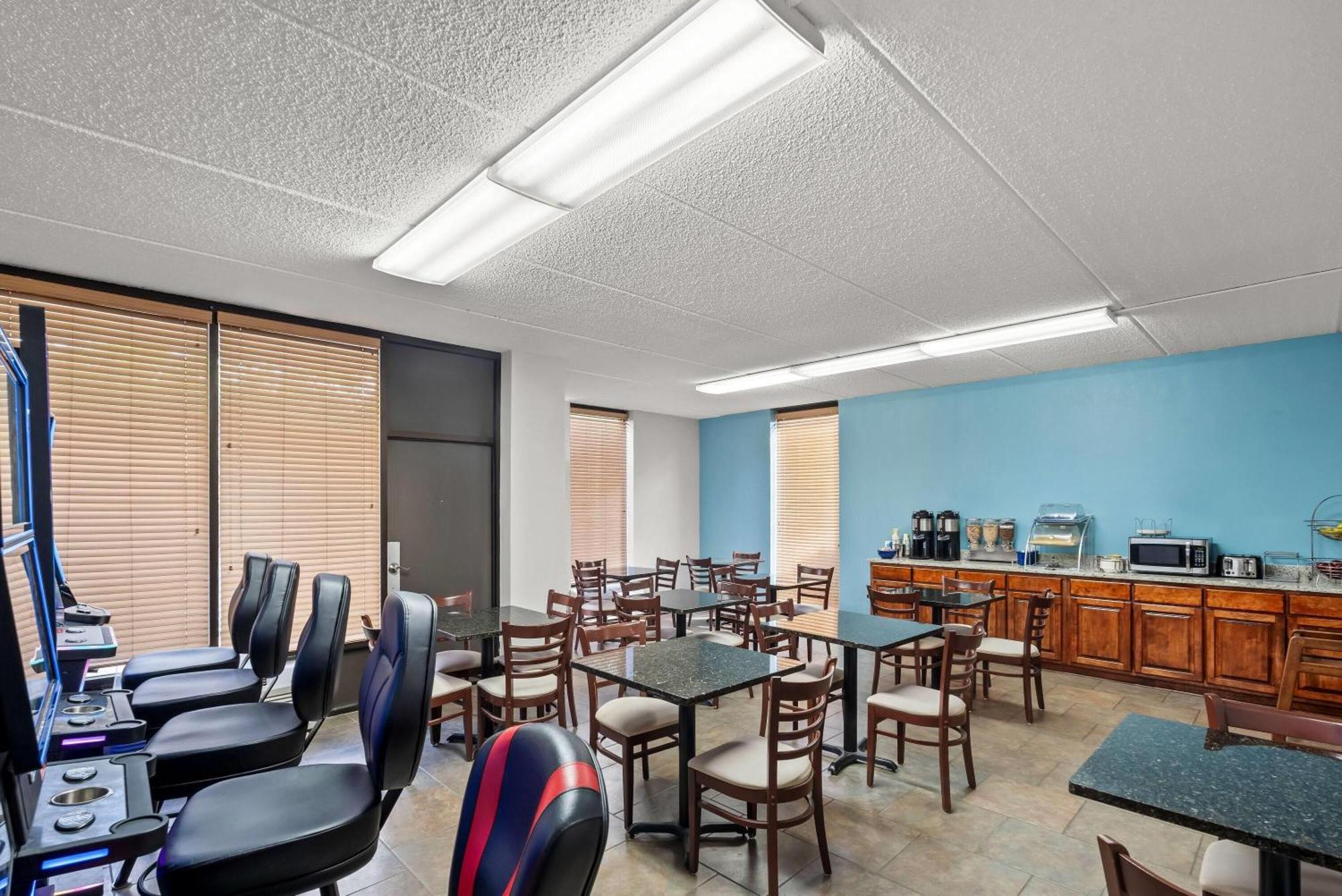 Days Inn By Wyndham Statesboro Buitenkant foto