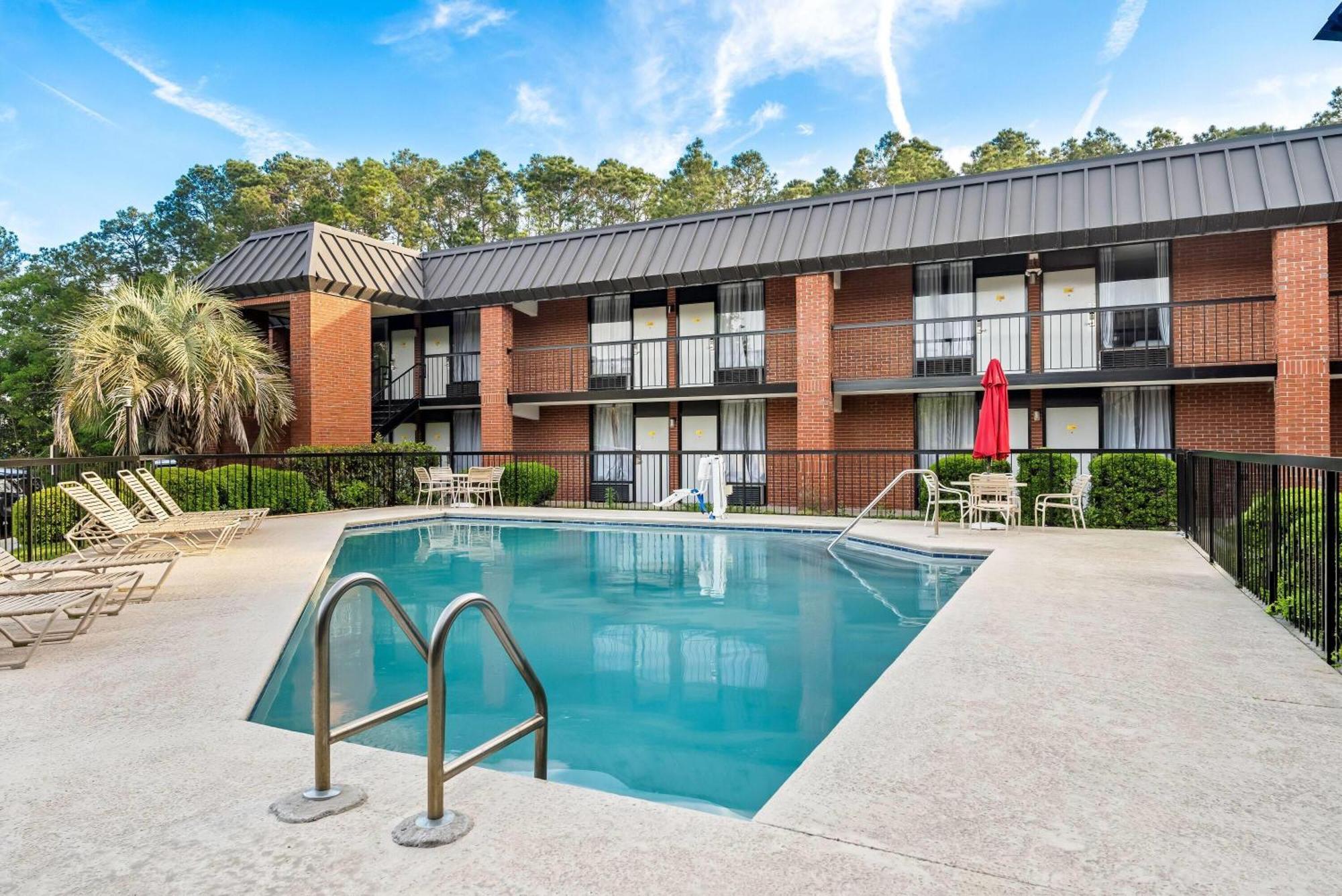 Days Inn By Wyndham Statesboro Buitenkant foto