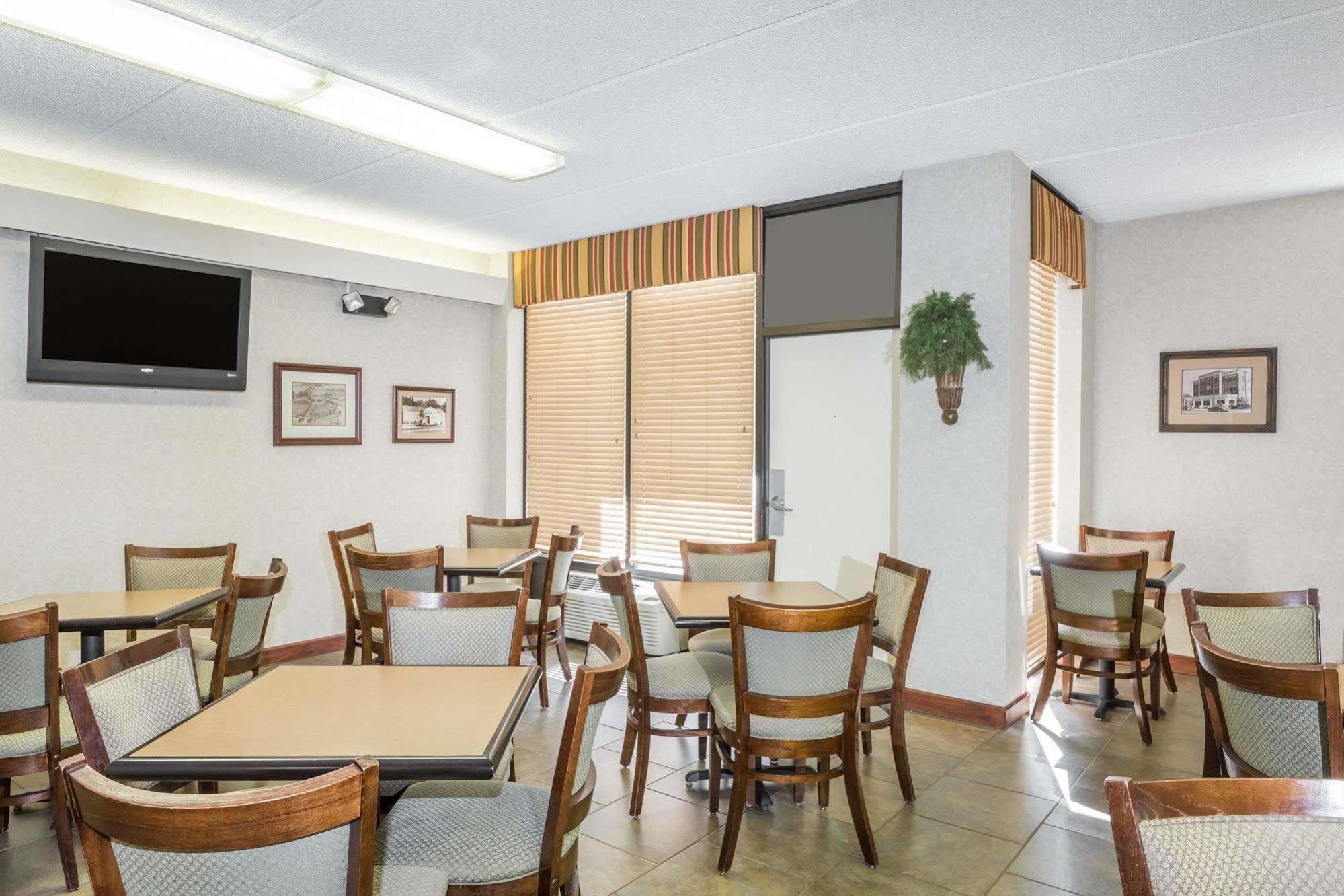 Days Inn By Wyndham Statesboro Buitenkant foto