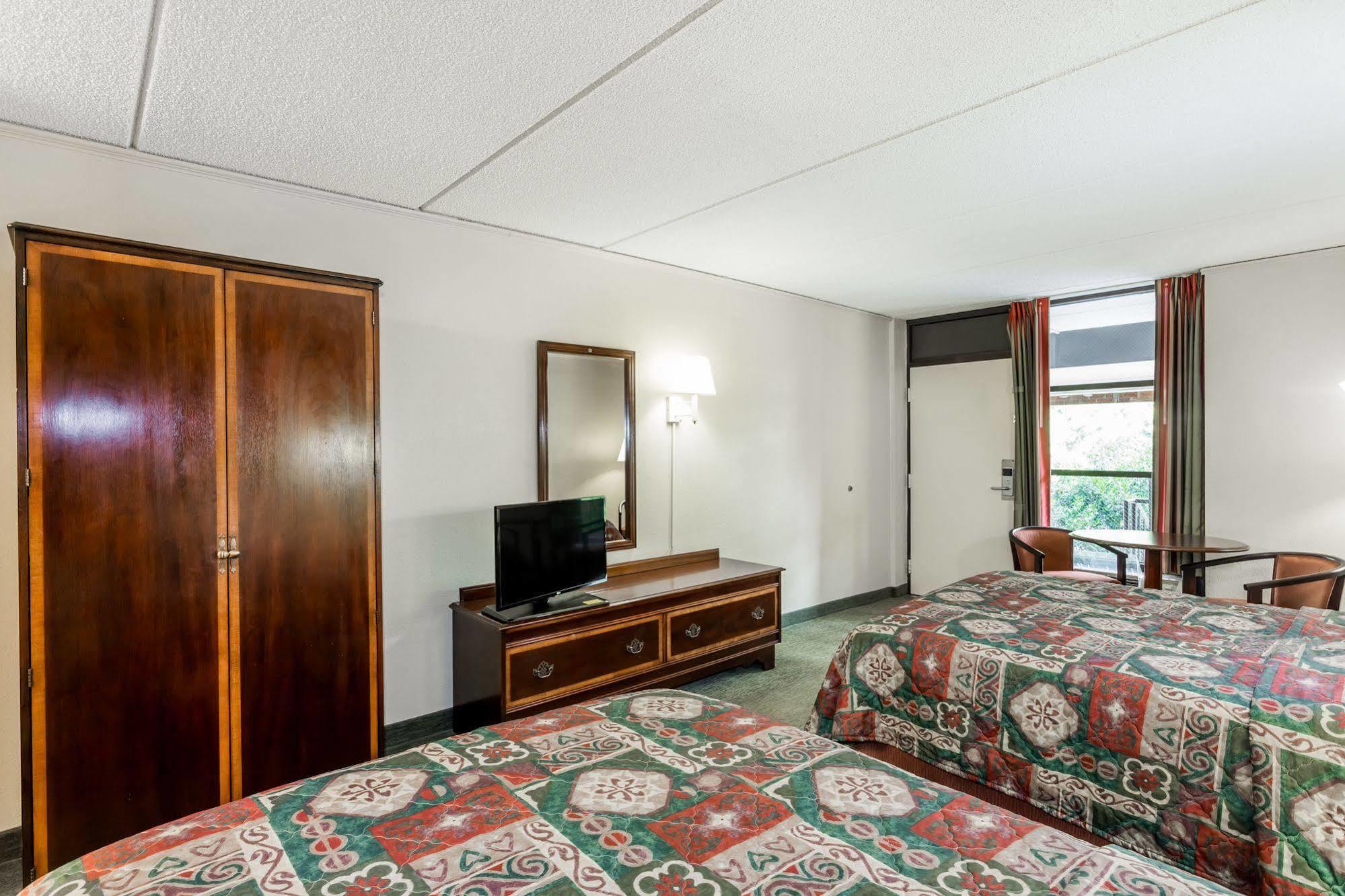 Days Inn By Wyndham Statesboro Buitenkant foto