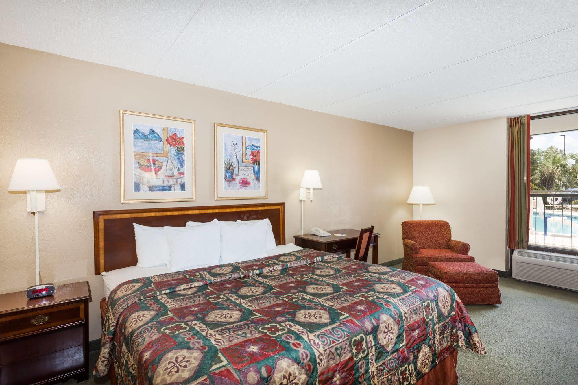 Days Inn By Wyndham Statesboro Buitenkant foto