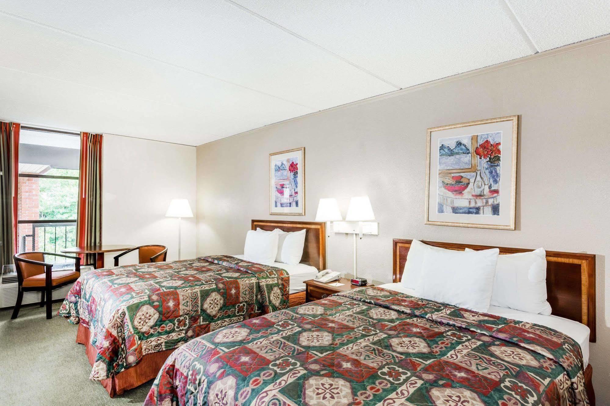 Days Inn By Wyndham Statesboro Buitenkant foto