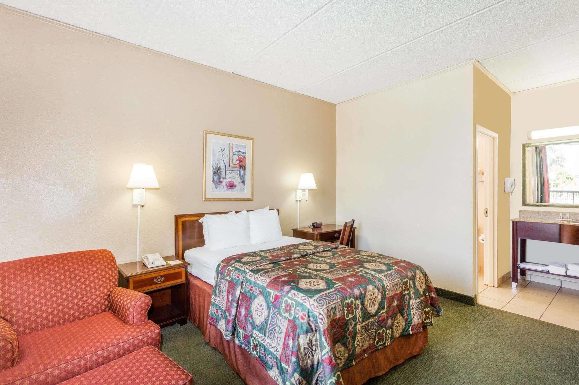 Days Inn By Wyndham Statesboro Buitenkant foto